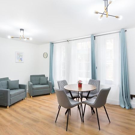 City Centre One Bedroom Apartment Next To Station, Newly Renovated Londra Exterior foto