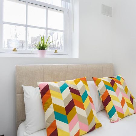 City Centre One Bedroom Apartment Next To Station, Newly Renovated Londra Exterior foto