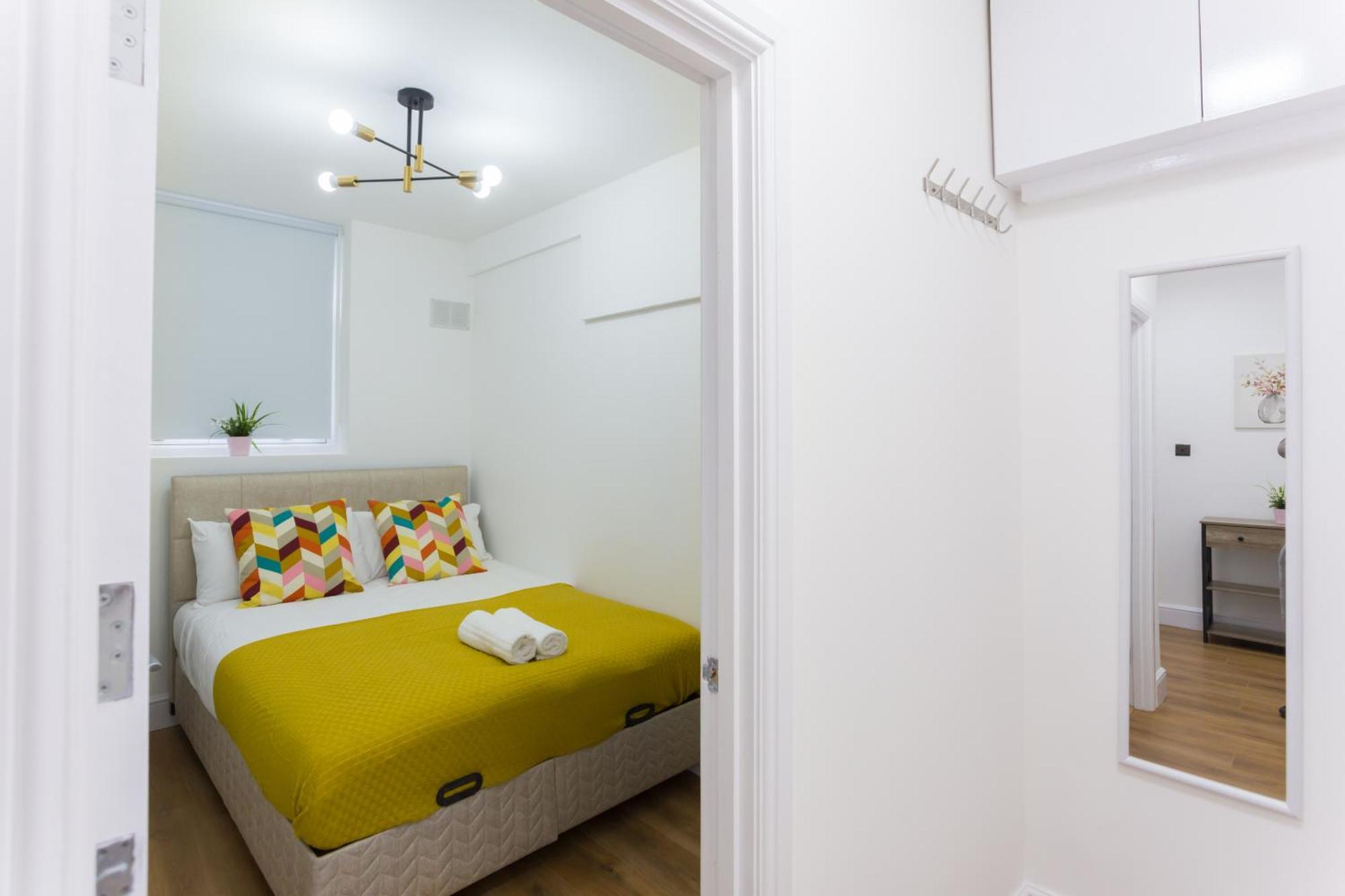 City Centre One Bedroom Apartment Next To Station, Newly Renovated Londra Exterior foto