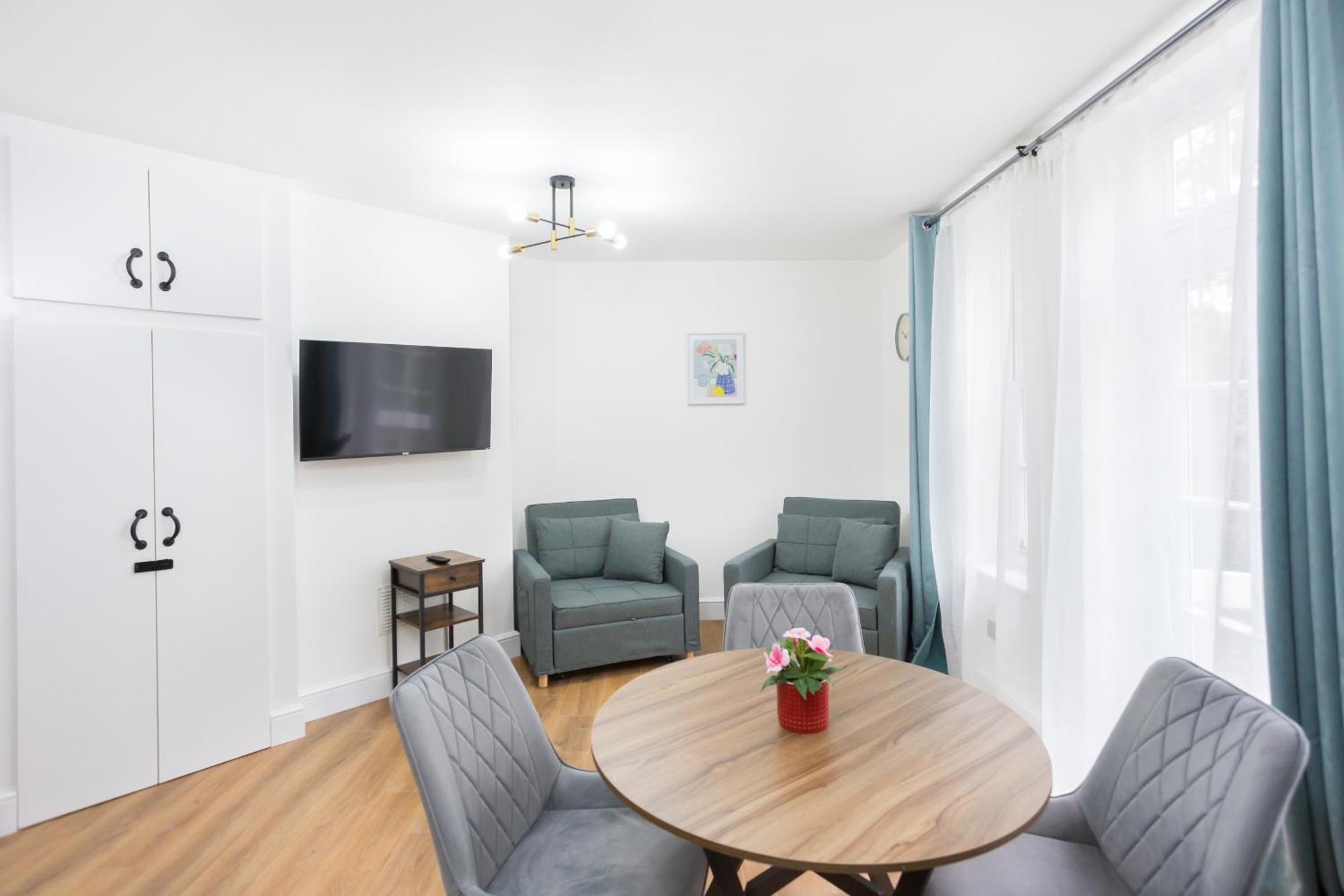 City Centre One Bedroom Apartment Next To Station, Newly Renovated Londra Exterior foto