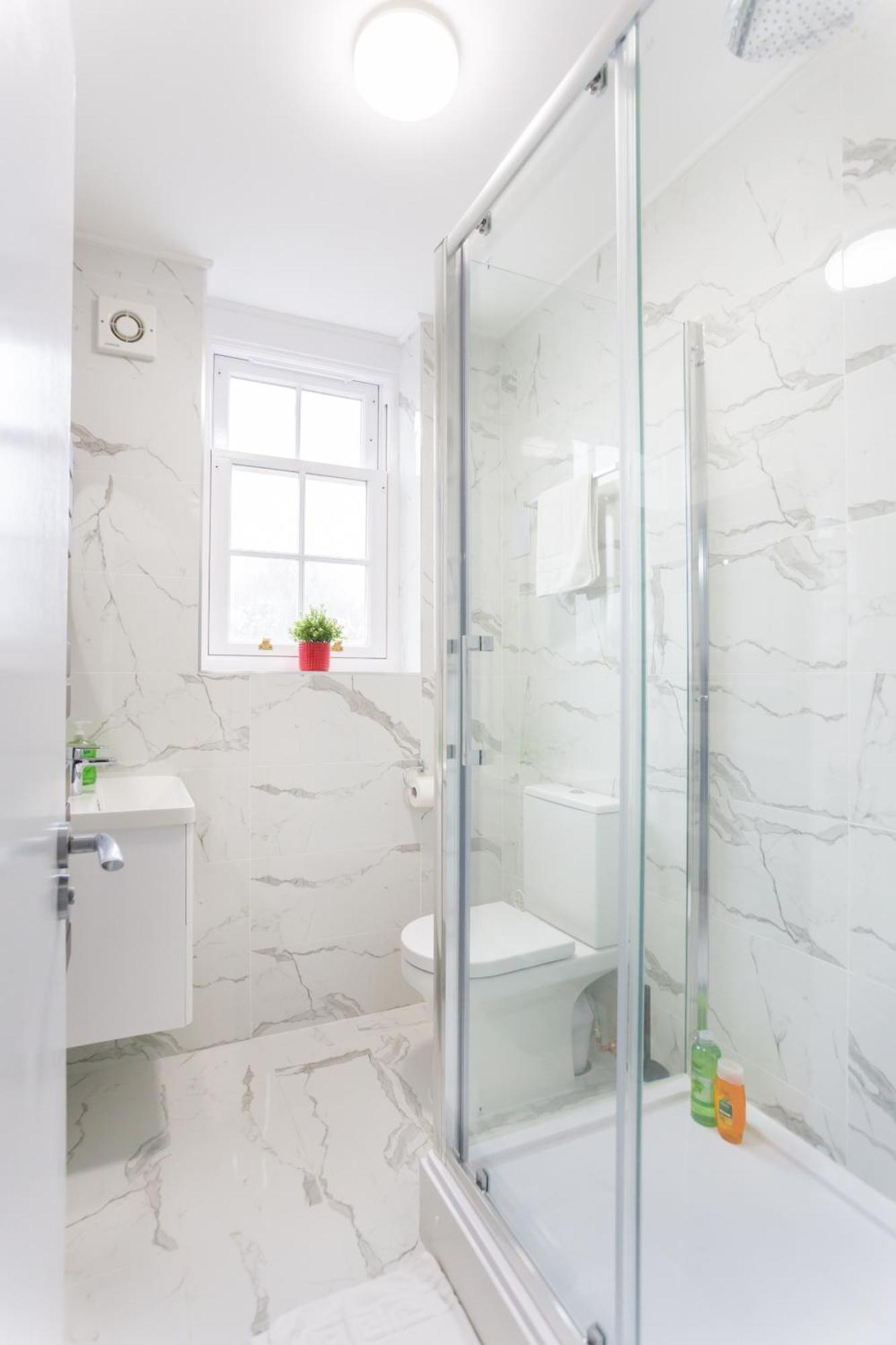City Centre One Bedroom Apartment Next To Station, Newly Renovated Londra Exterior foto