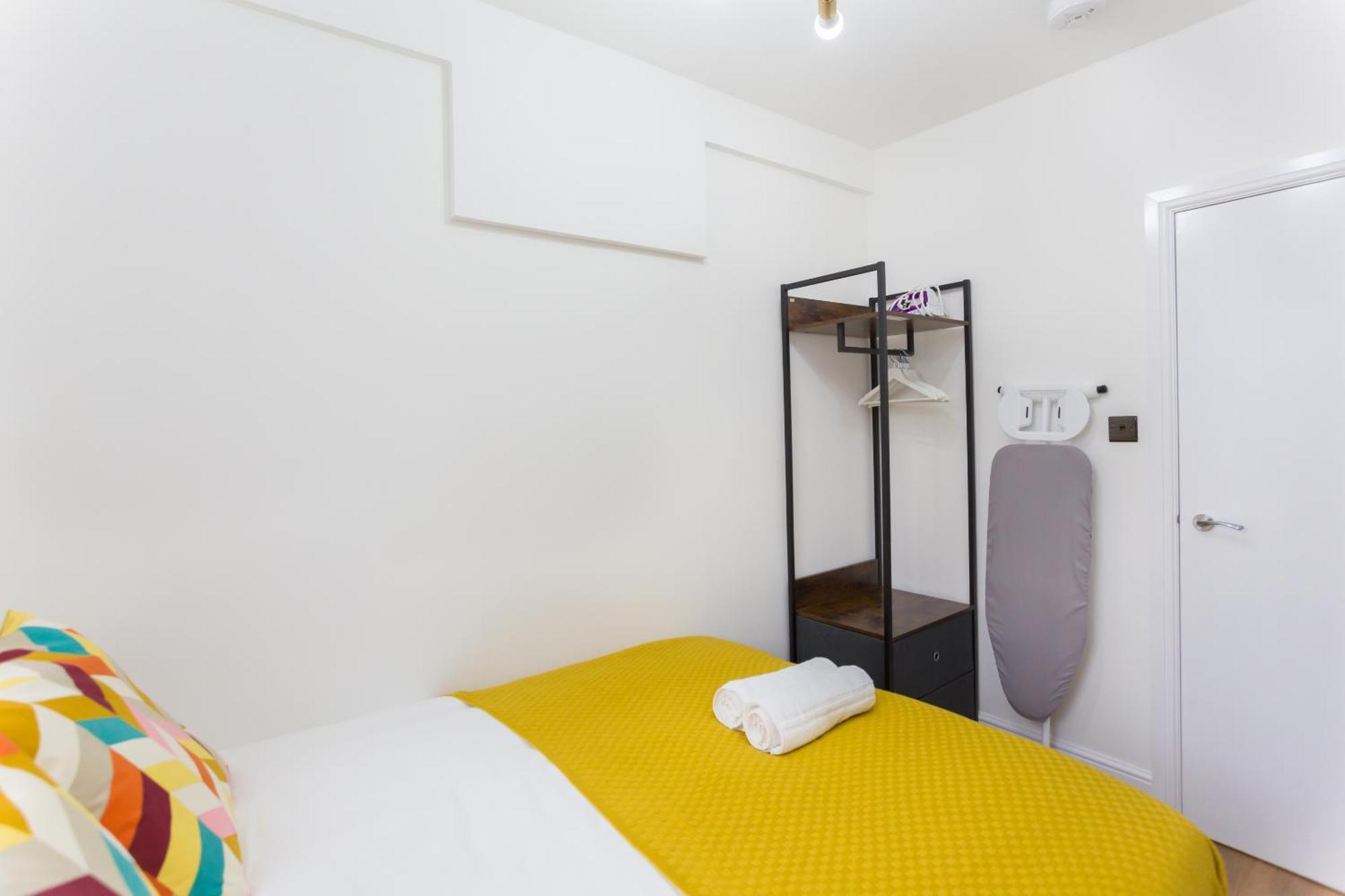 City Centre One Bedroom Apartment Next To Station, Newly Renovated Londra Exterior foto