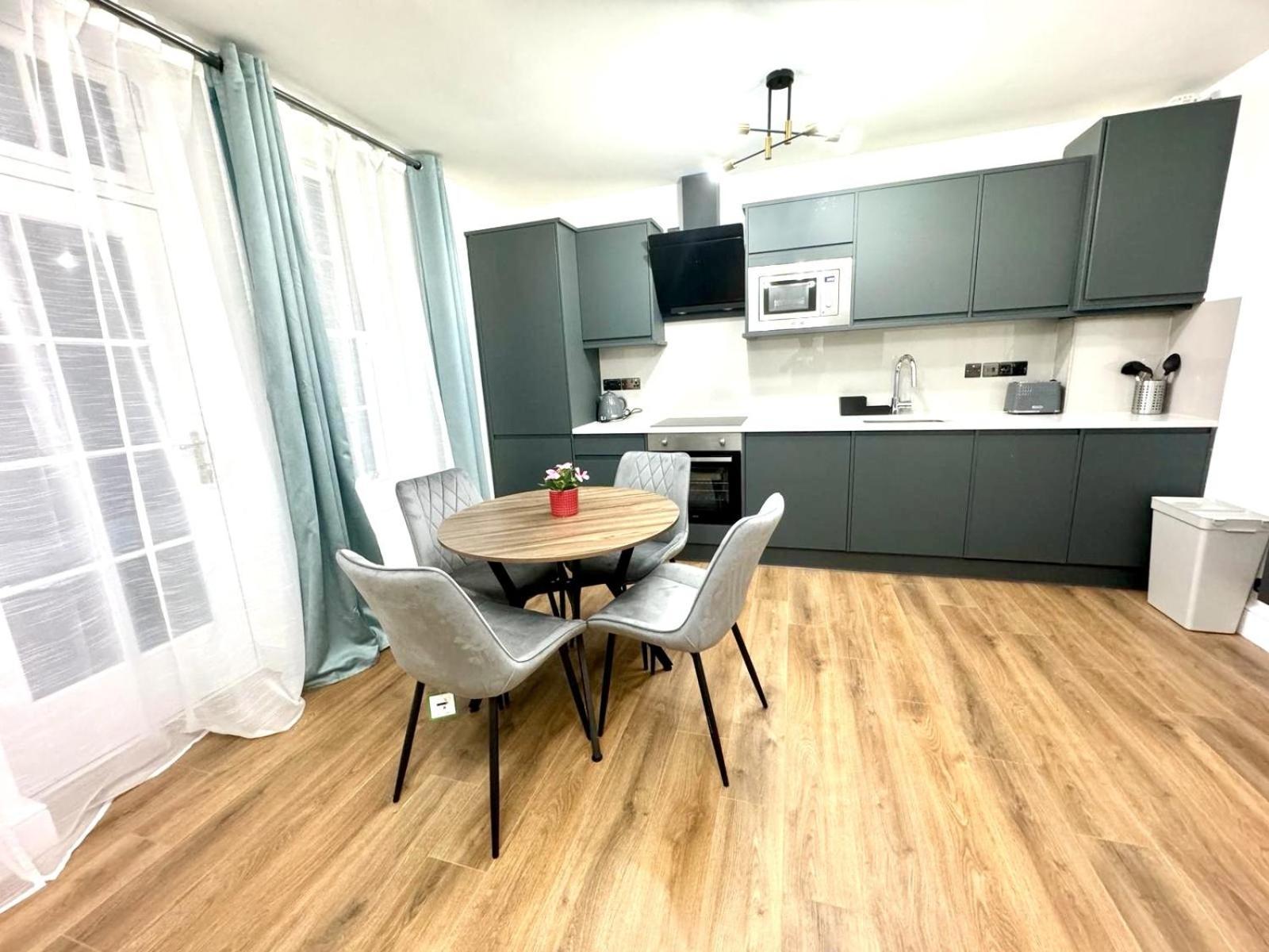 City Centre One Bedroom Apartment Next To Station, Newly Renovated Londra Exterior foto