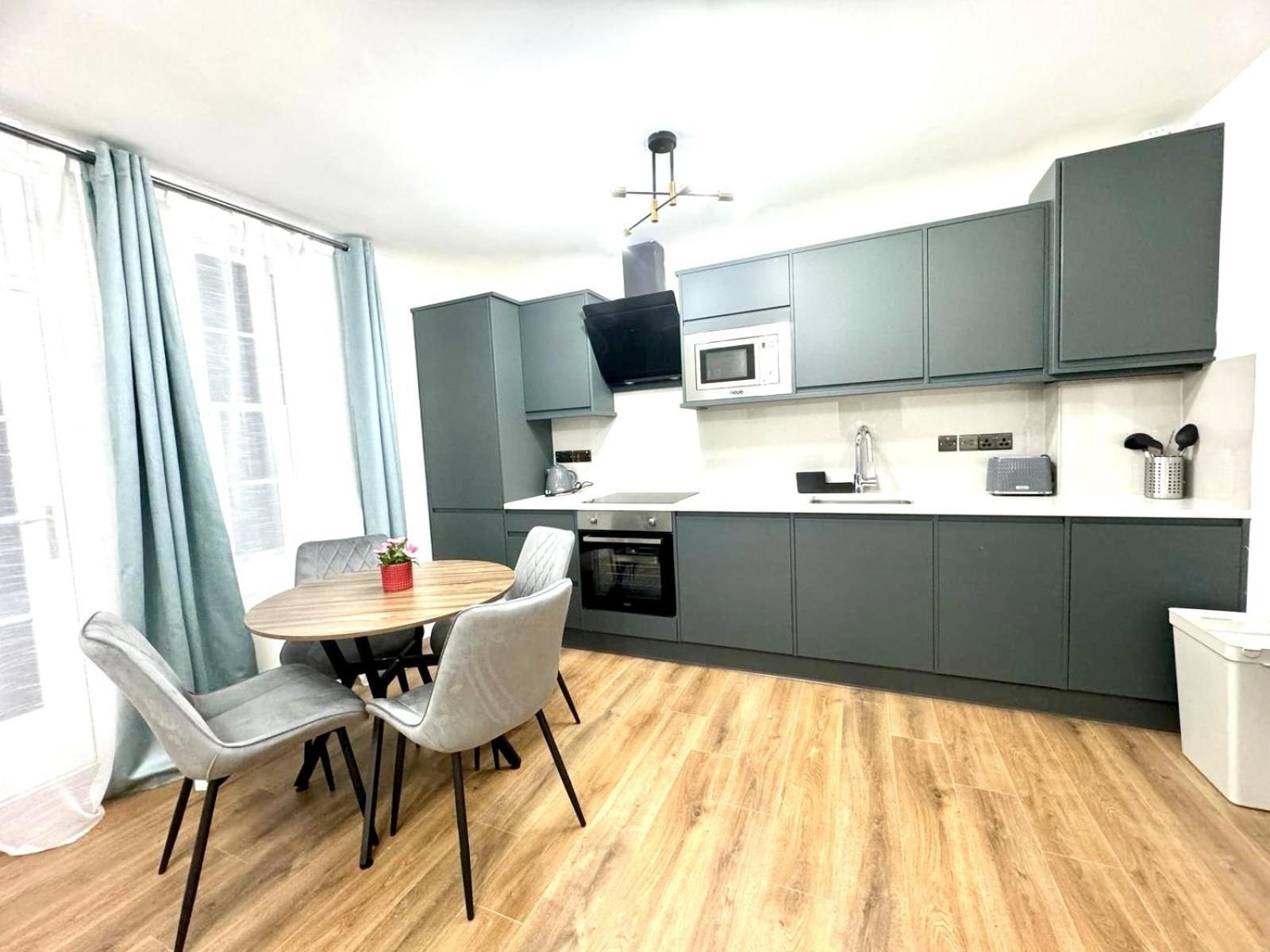 City Centre One Bedroom Apartment Next To Station, Newly Renovated Londra Exterior foto