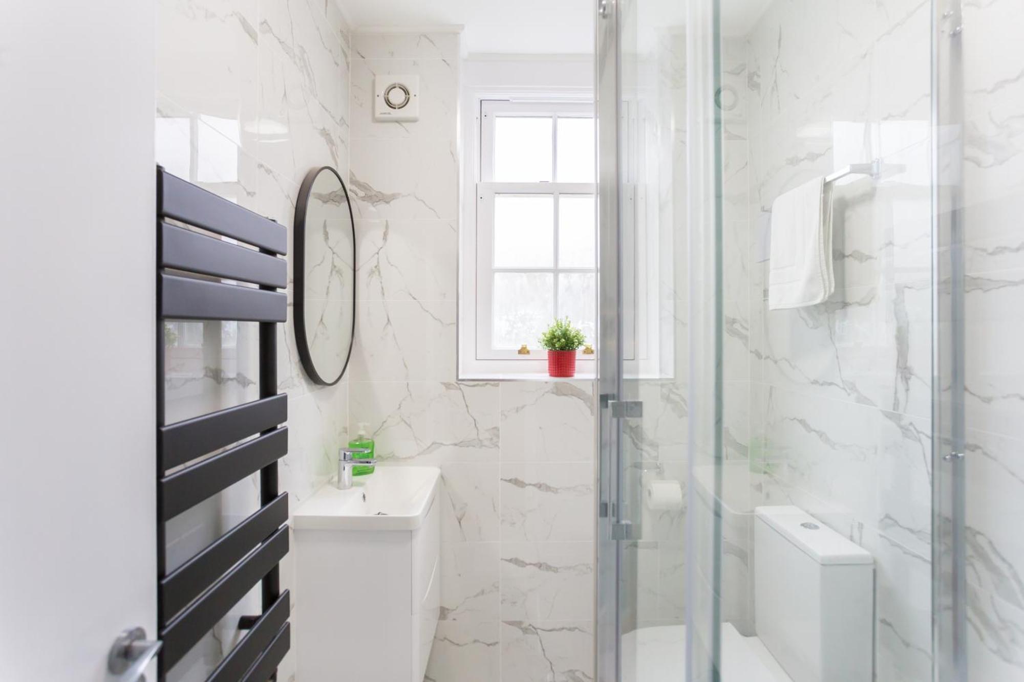 City Centre One Bedroom Apartment Next To Station, Newly Renovated Londra Exterior foto