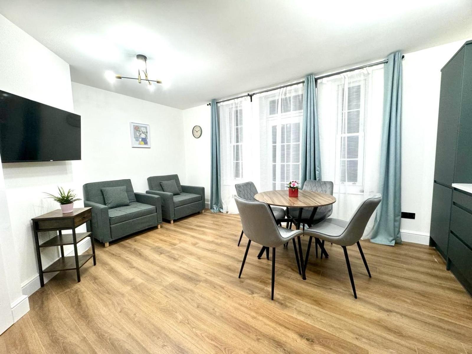 City Centre One Bedroom Apartment Next To Station, Newly Renovated Londra Exterior foto