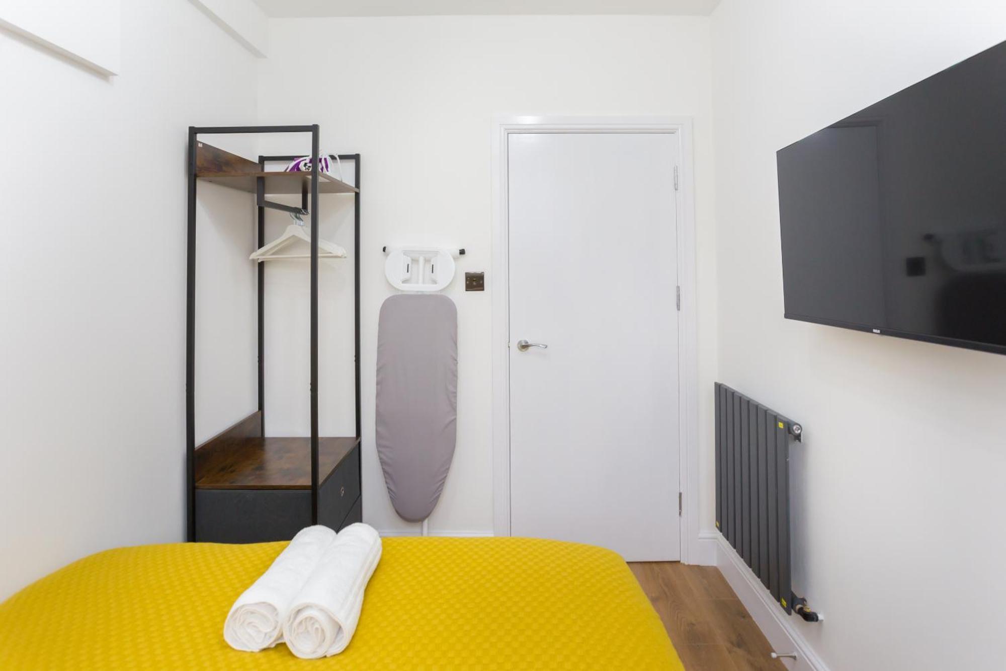 City Centre One Bedroom Apartment Next To Station, Newly Renovated Londra Exterior foto