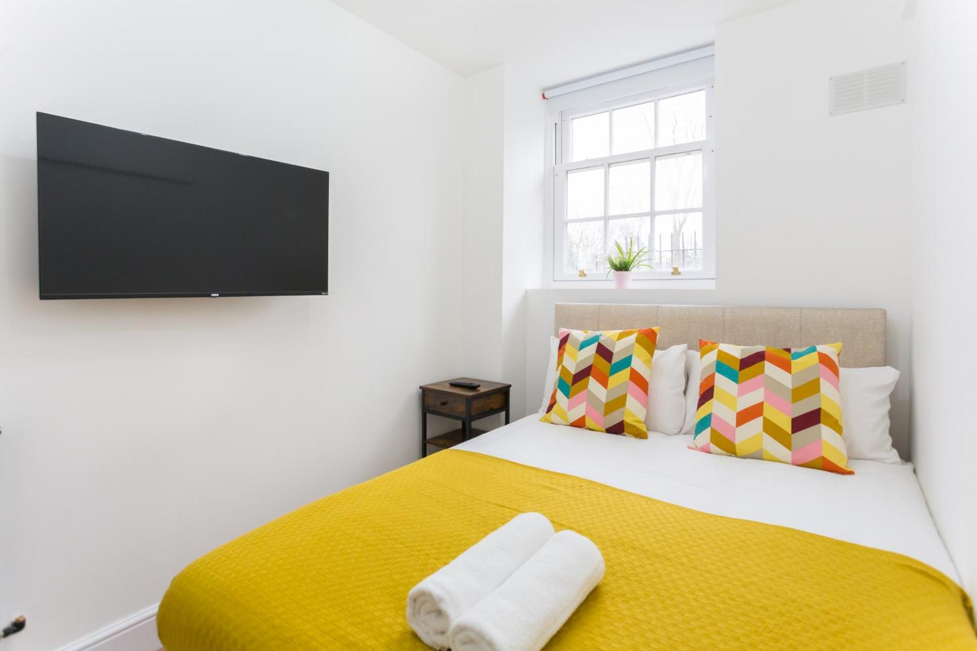 City Centre One Bedroom Apartment Next To Station, Newly Renovated Londra Exterior foto