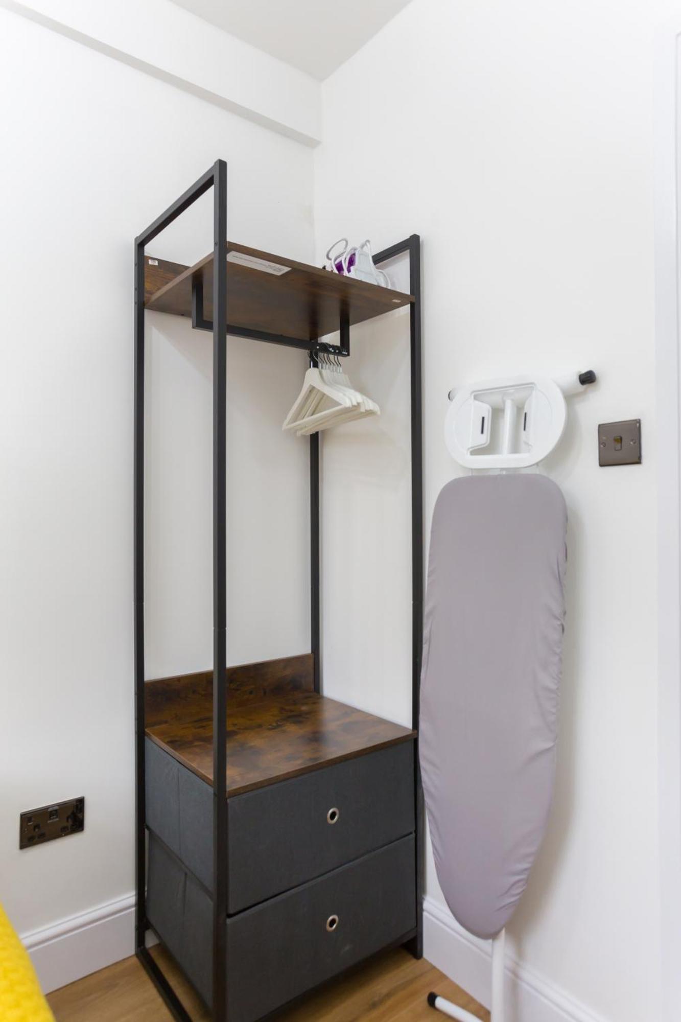City Centre One Bedroom Apartment Next To Station, Newly Renovated Londra Exterior foto