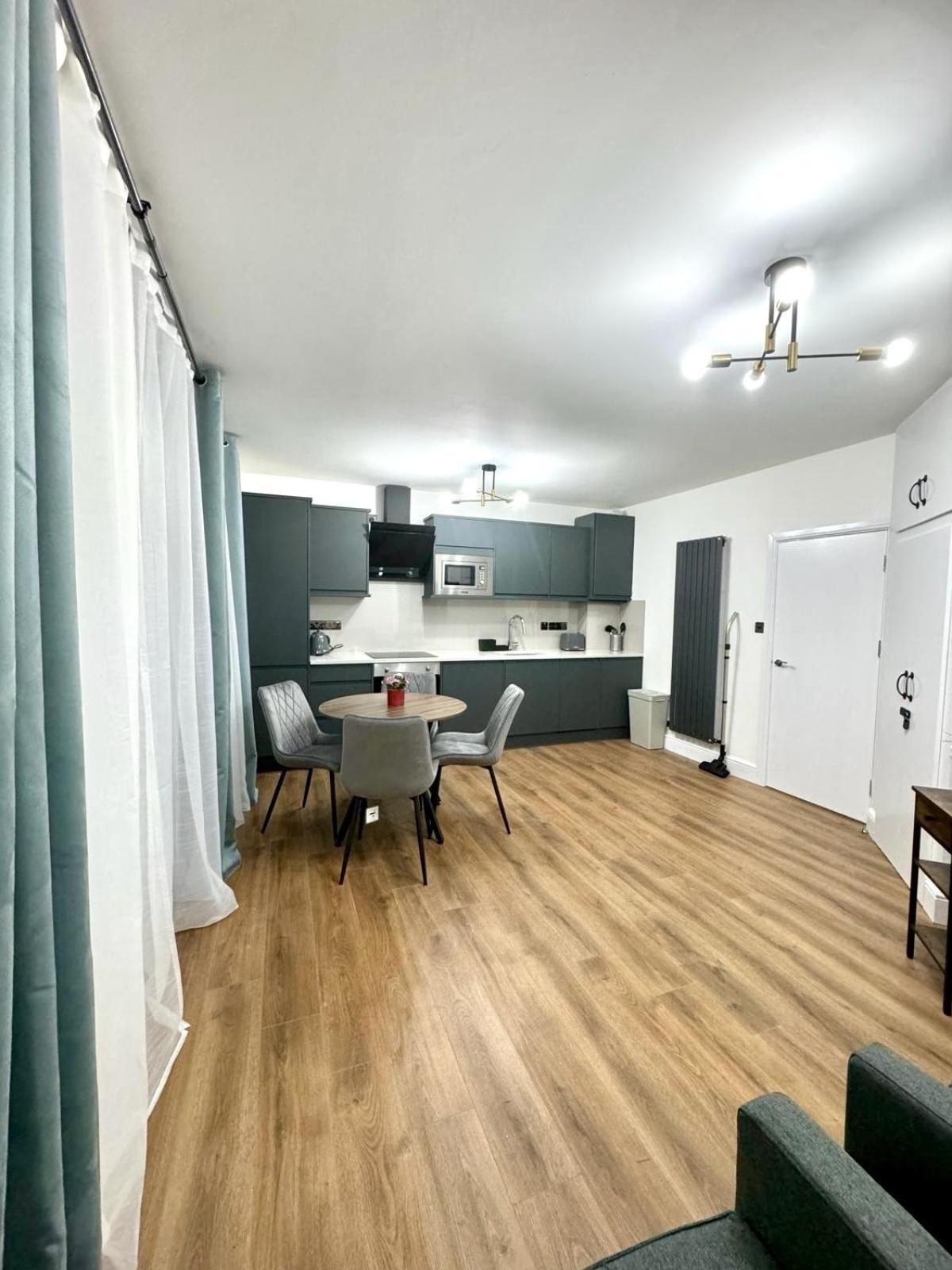 City Centre One Bedroom Apartment Next To Station, Newly Renovated Londra Exterior foto
