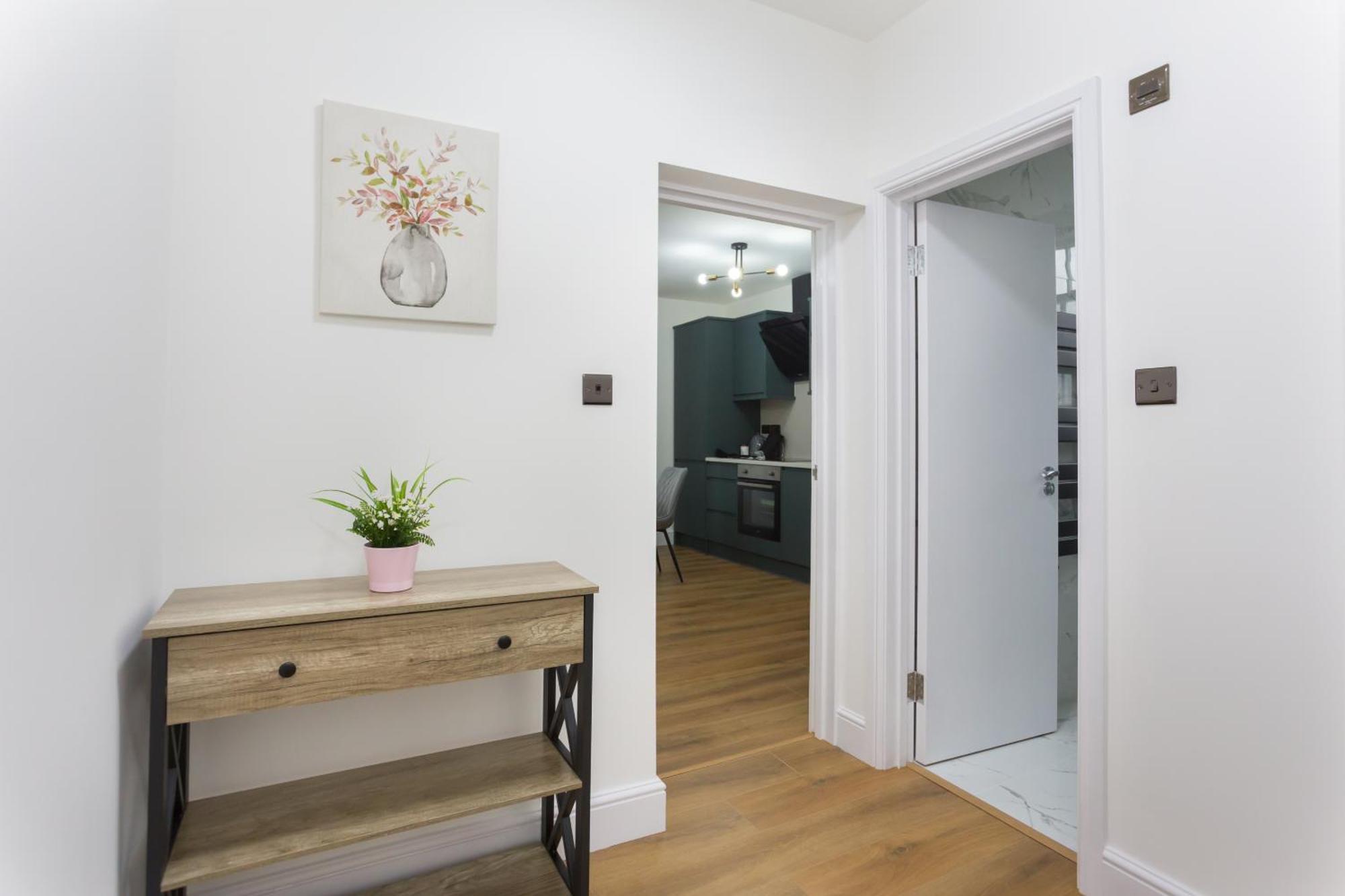 City Centre One Bedroom Apartment Next To Station, Newly Renovated Londra Exterior foto