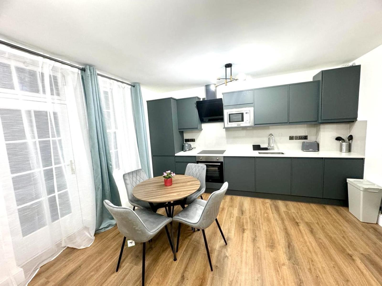 City Centre One Bedroom Apartment Next To Station, Newly Renovated Londra Exterior foto