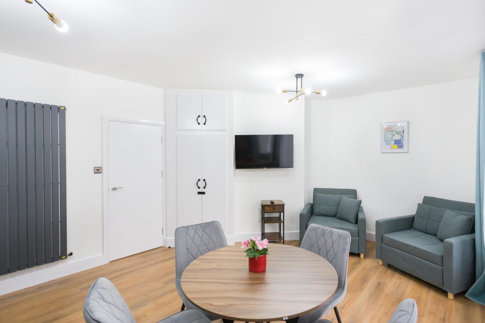 City Centre One Bedroom Apartment Next To Station, Newly Renovated Londra Exterior foto