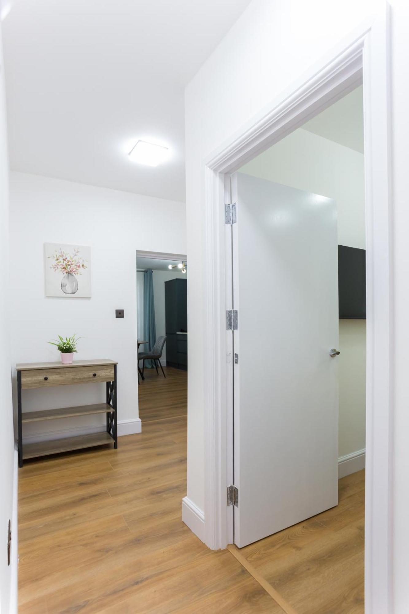 City Centre One Bedroom Apartment Next To Station, Newly Renovated Londra Exterior foto