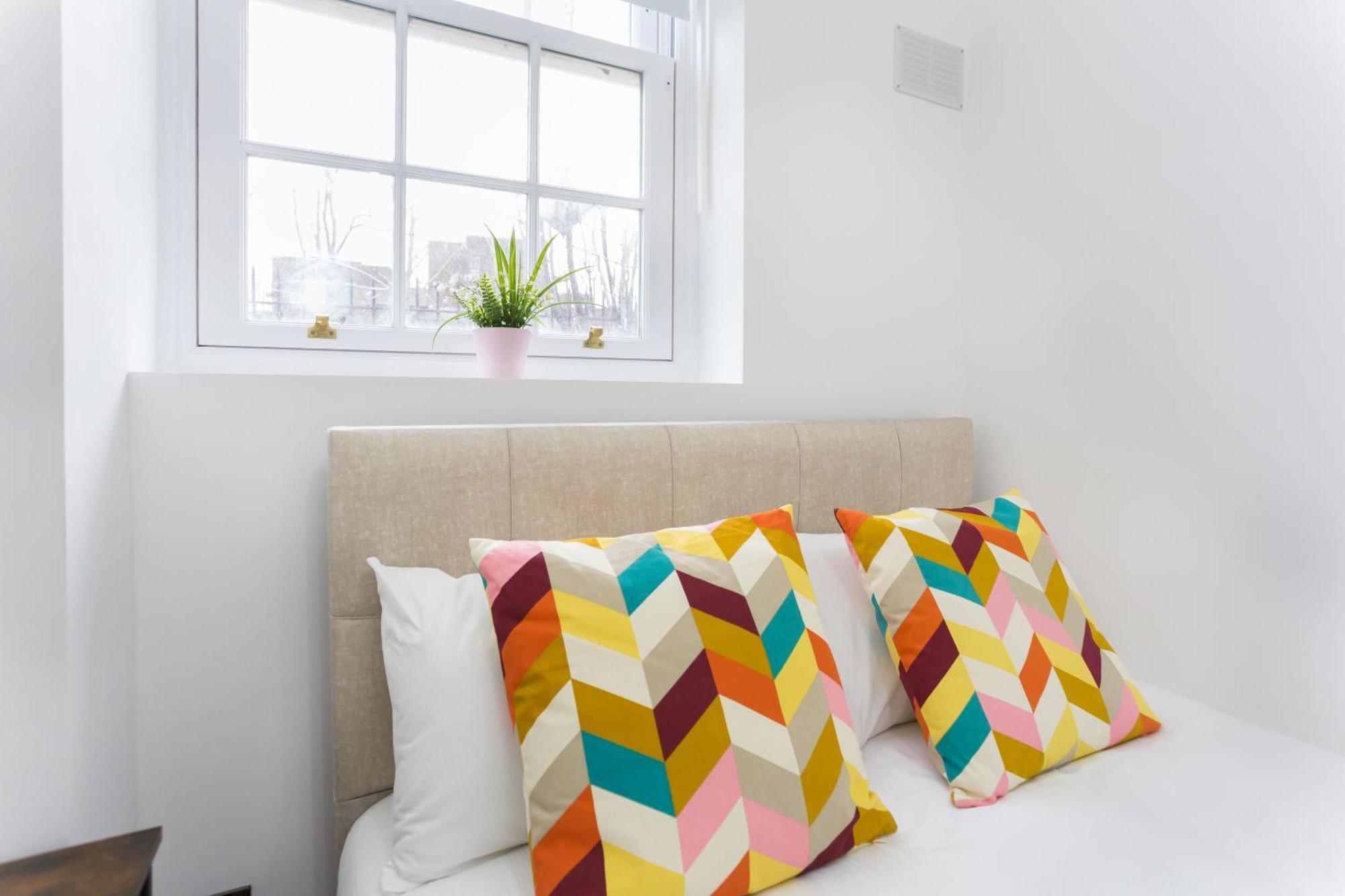 City Centre One Bedroom Apartment Next To Station, Newly Renovated Londra Exterior foto