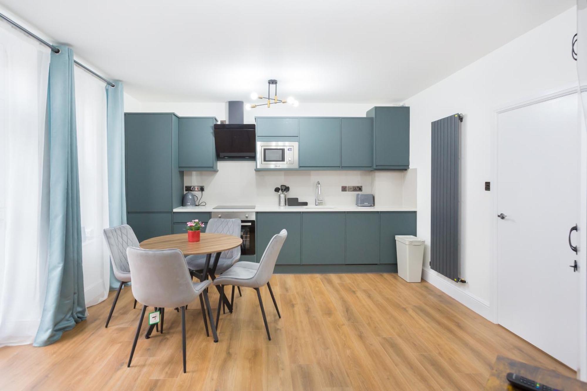 City Centre One Bedroom Apartment Next To Station, Newly Renovated Londra Exterior foto