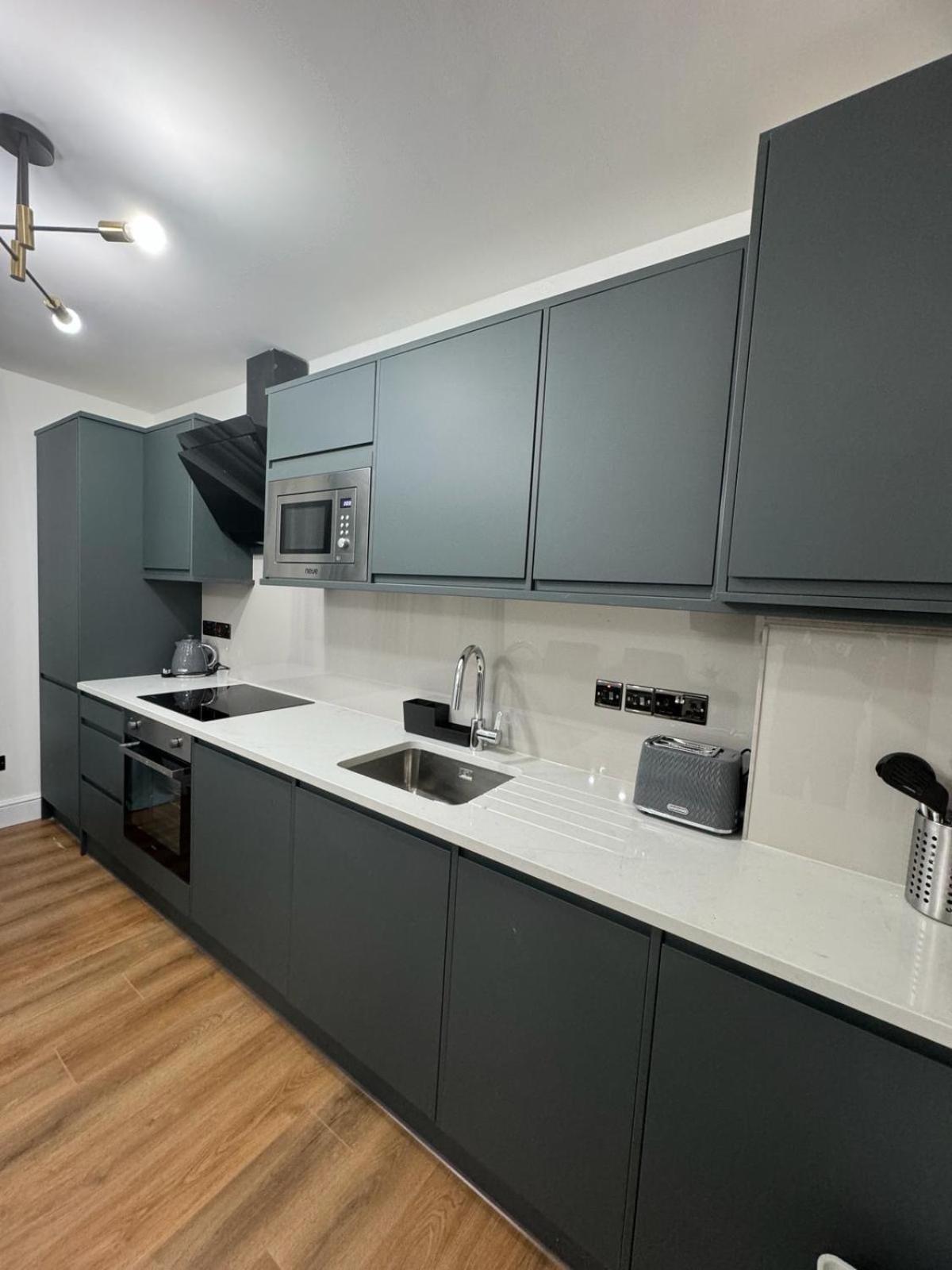 City Centre One Bedroom Apartment Next To Station, Newly Renovated Londra Exterior foto
