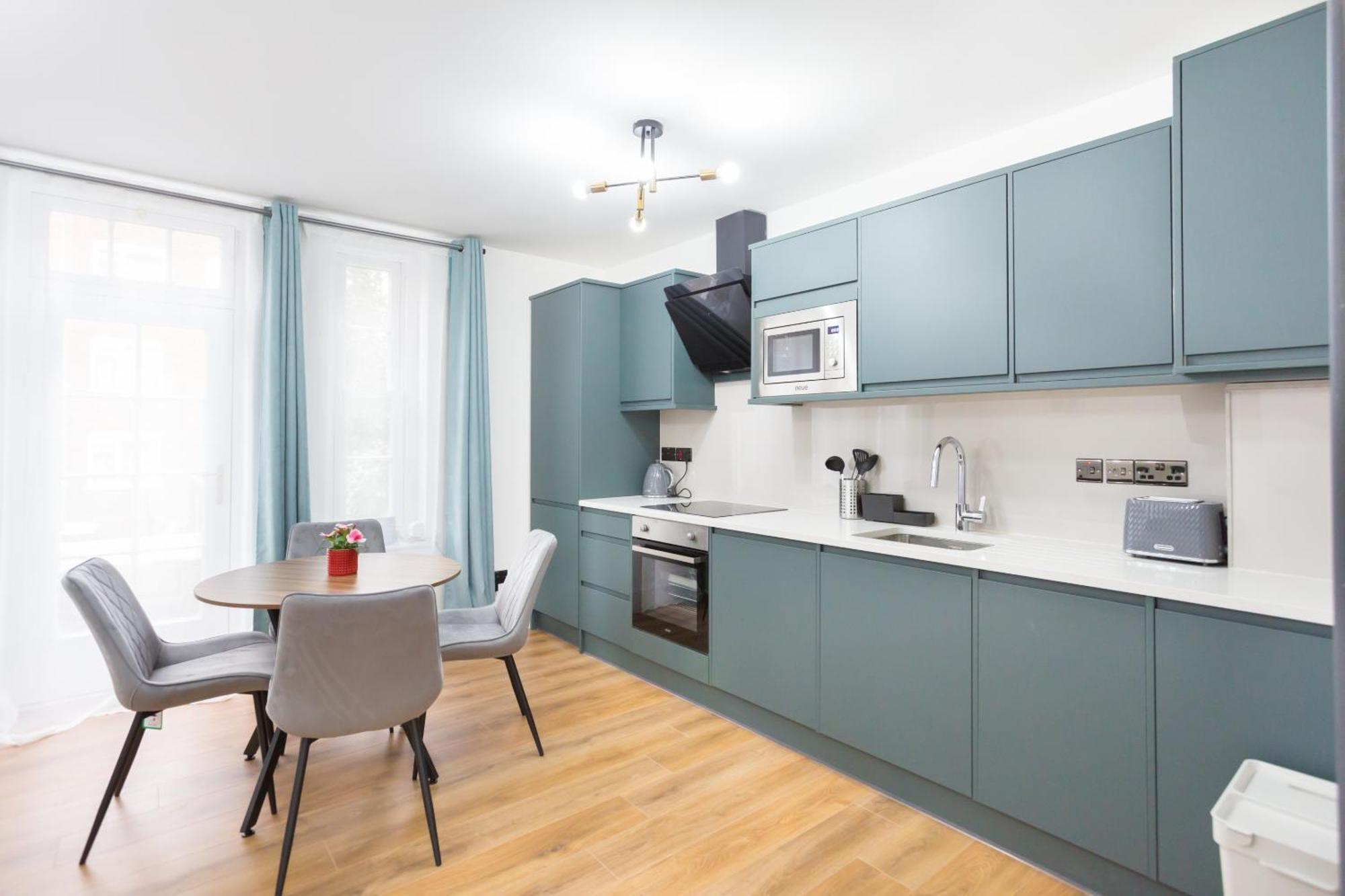City Centre One Bedroom Apartment Next To Station, Newly Renovated Londra Exterior foto