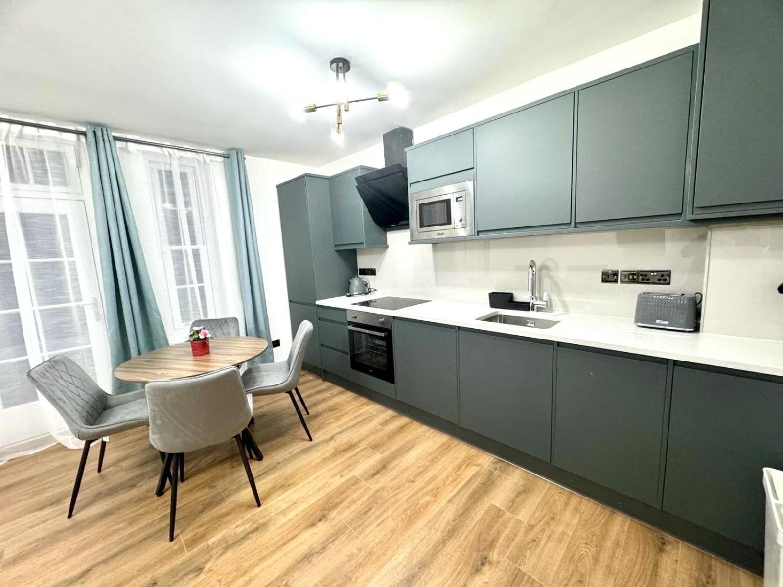 City Centre One Bedroom Apartment Next To Station, Newly Renovated Londra Exterior foto
