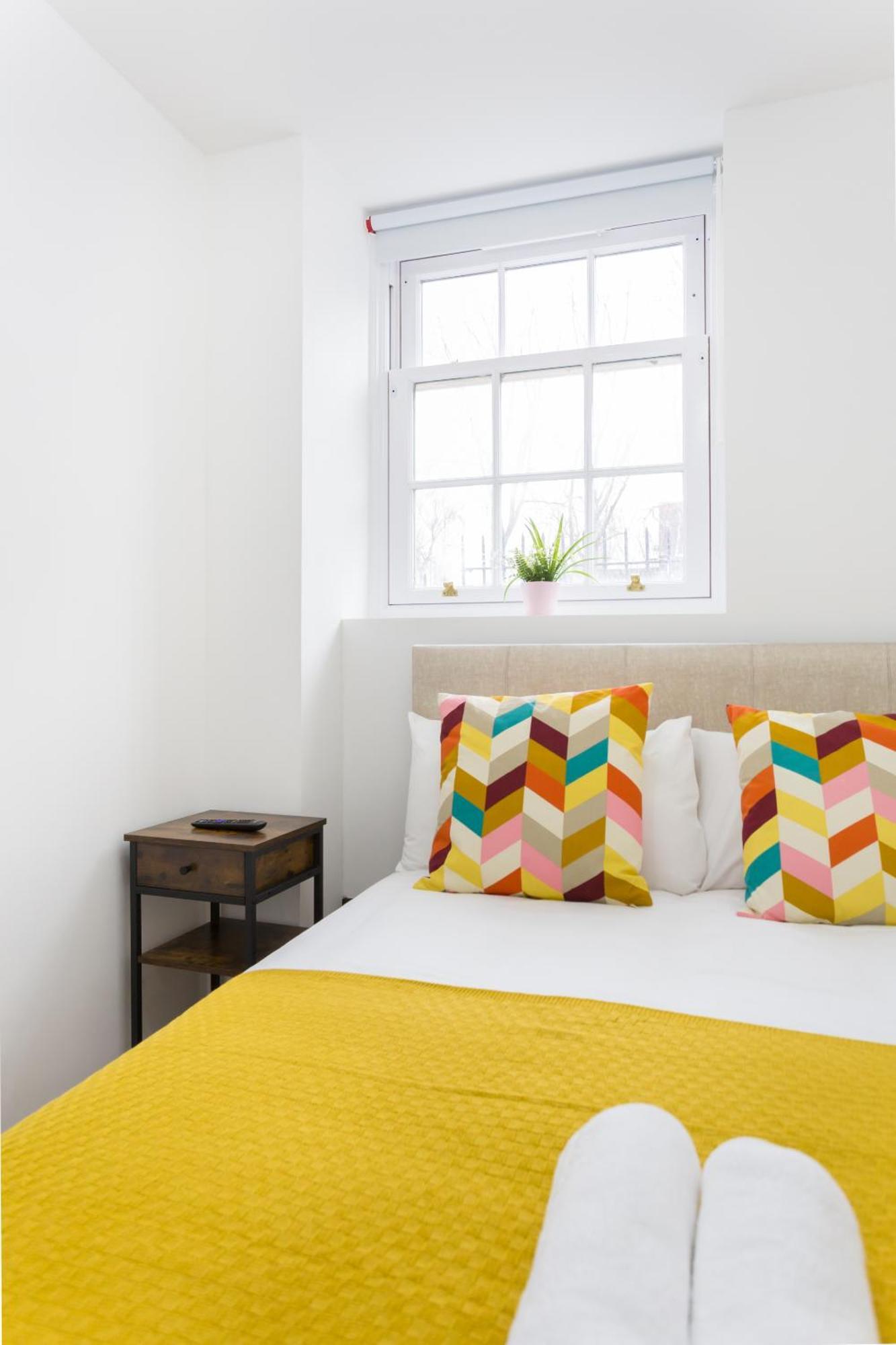 City Centre One Bedroom Apartment Next To Station, Newly Renovated Londra Exterior foto