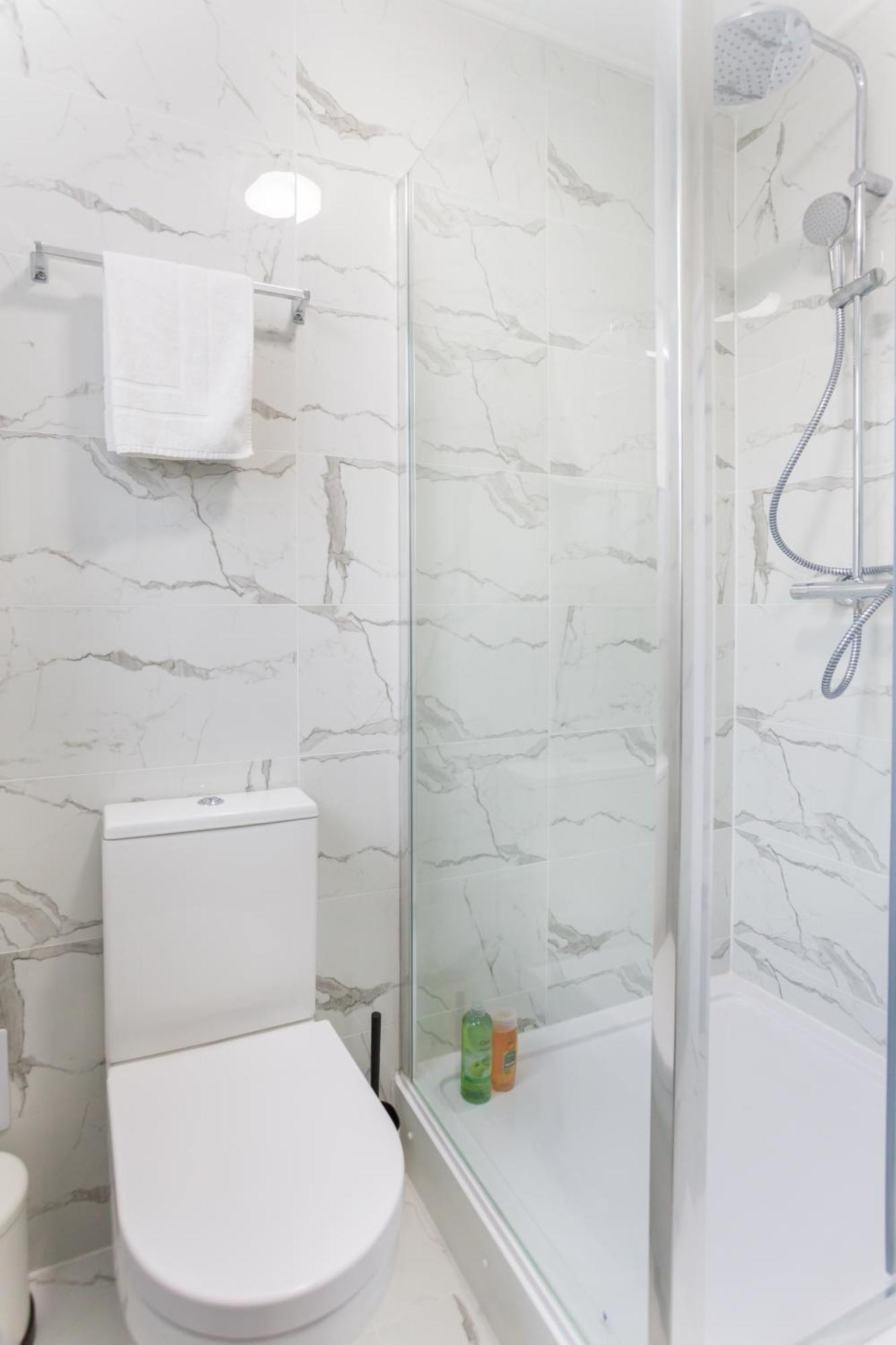 City Centre One Bedroom Apartment Next To Station, Newly Renovated Londra Exterior foto
