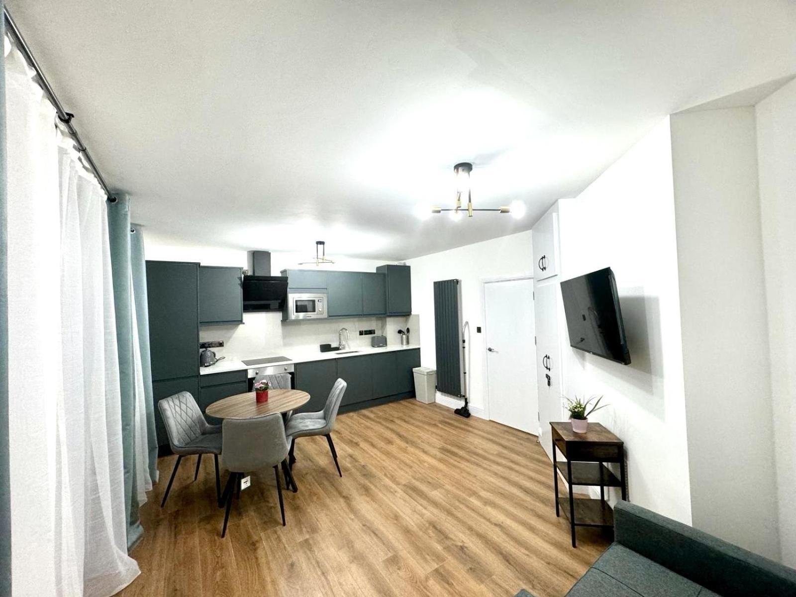 City Centre One Bedroom Apartment Next To Station, Newly Renovated Londra Cameră foto
